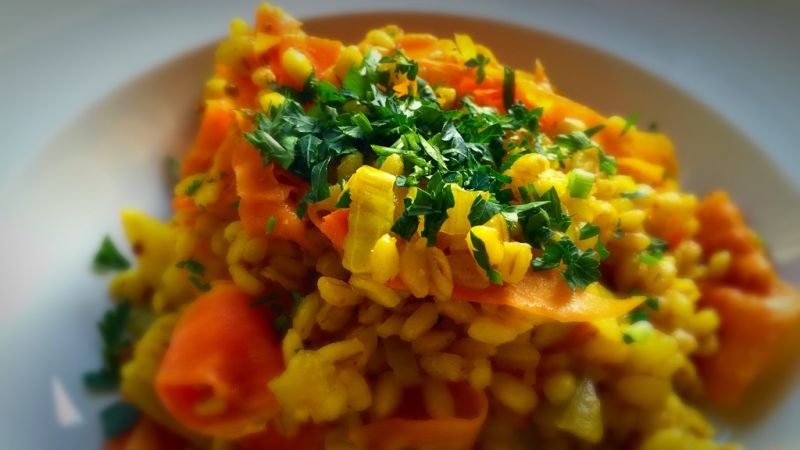 Żółte kaszotto z marchewką i kurkumą