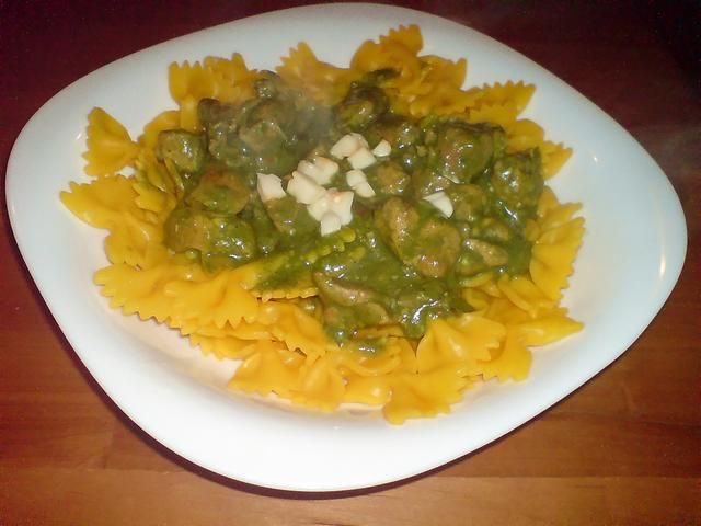 żółte kokardki z zielonym sosem