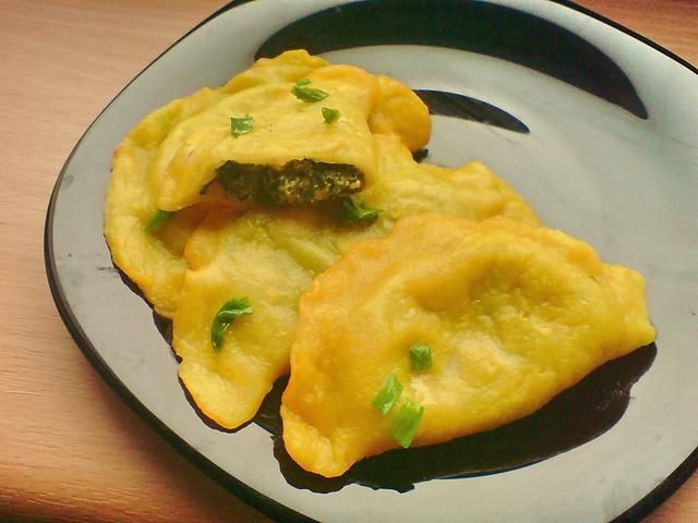 żółte pierogi ze szpinakiem i fetą żółte pierogi ze szpinakiem i fetą