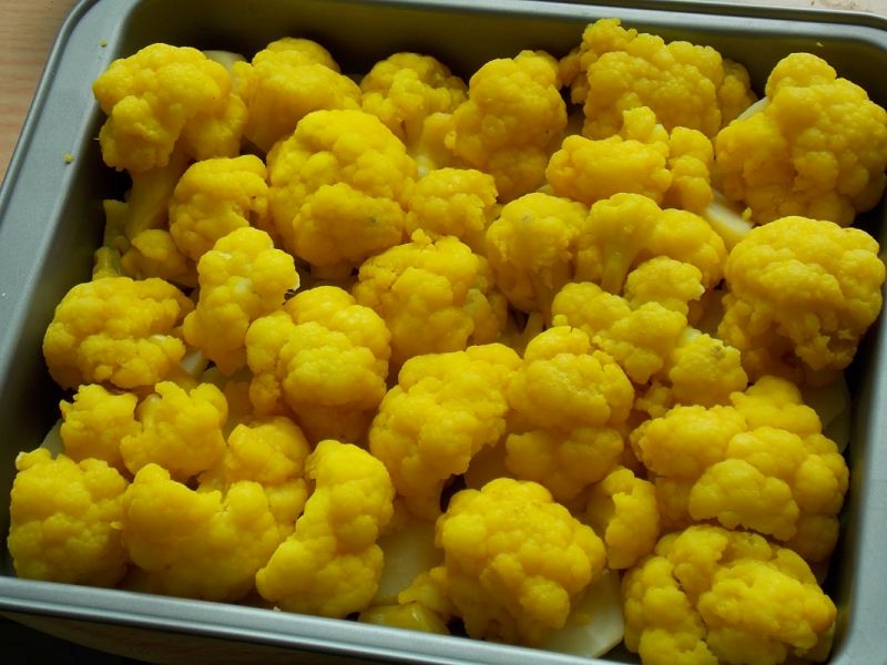 Żółty kalafior pod serowym beszamelem