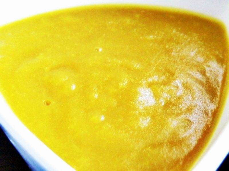 Żółty ketchup z papryką i kukurydzą