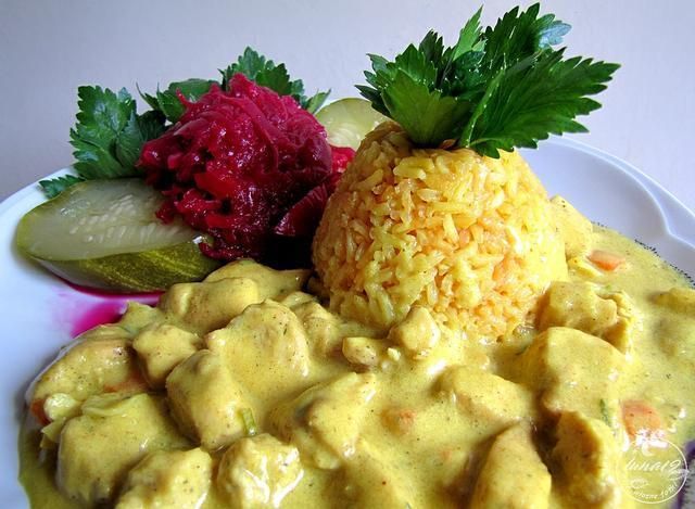 Żółty ryż i kurczak w curry