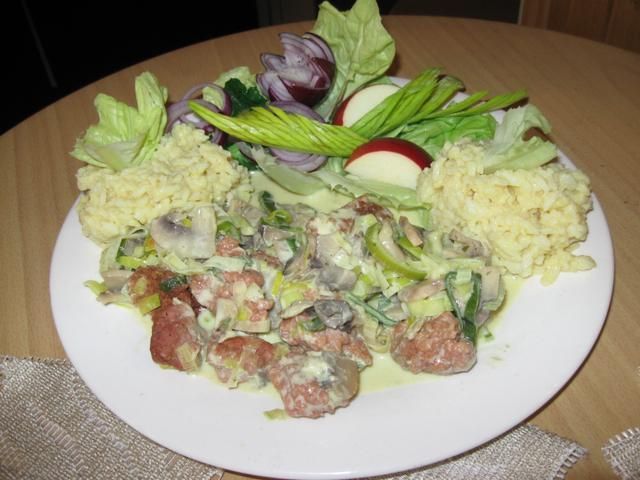 Zraziki w sosie serowo pieczarkowym.