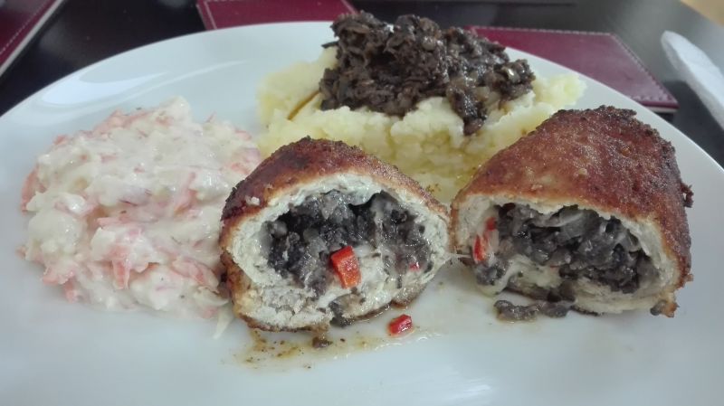 Zrazy schabowe panierowane z pieczarkami i serem.