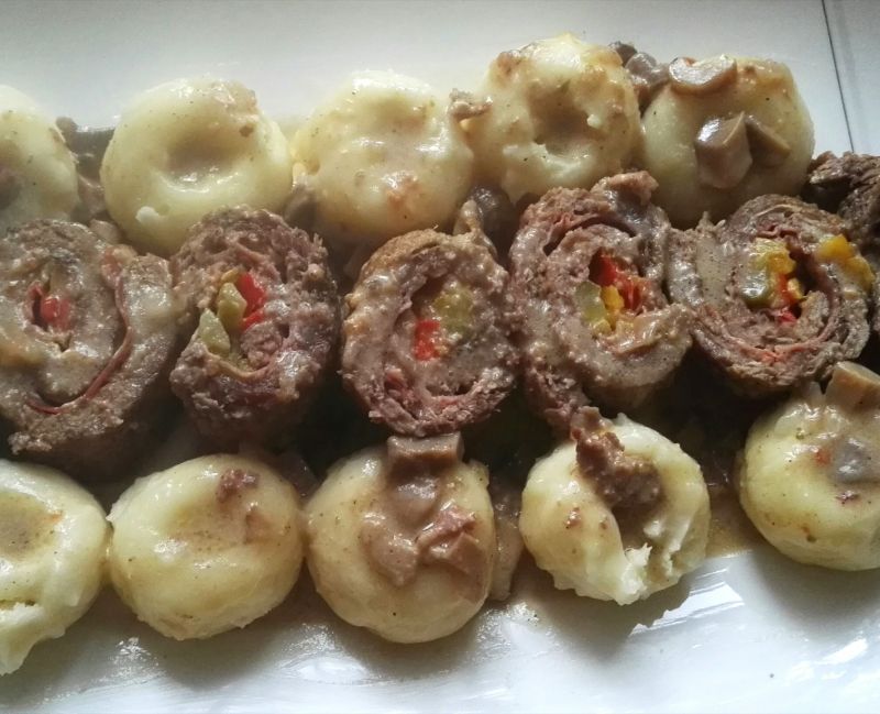 Zrazy wołowe z kolorowym nadzieniem