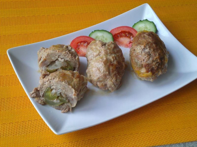 Zrazy z karkówki z ogórkiem i cebulą 