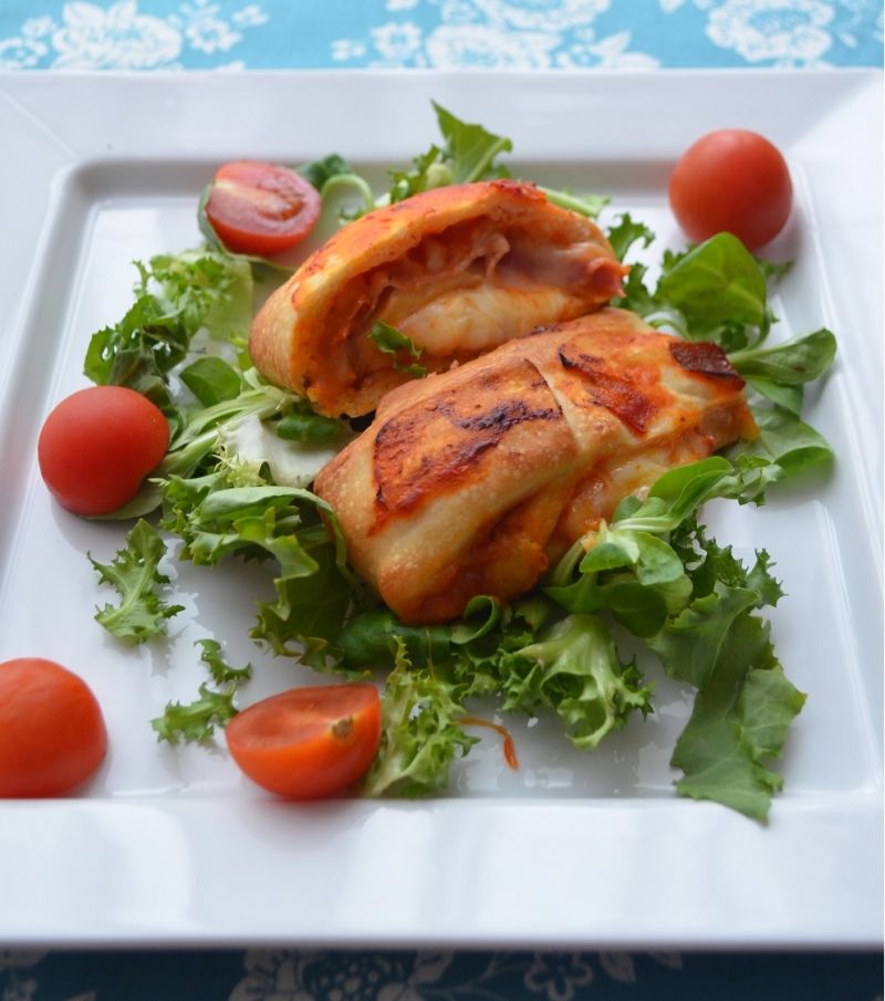 Zrolowana pizza z panchettą i mozzarellą