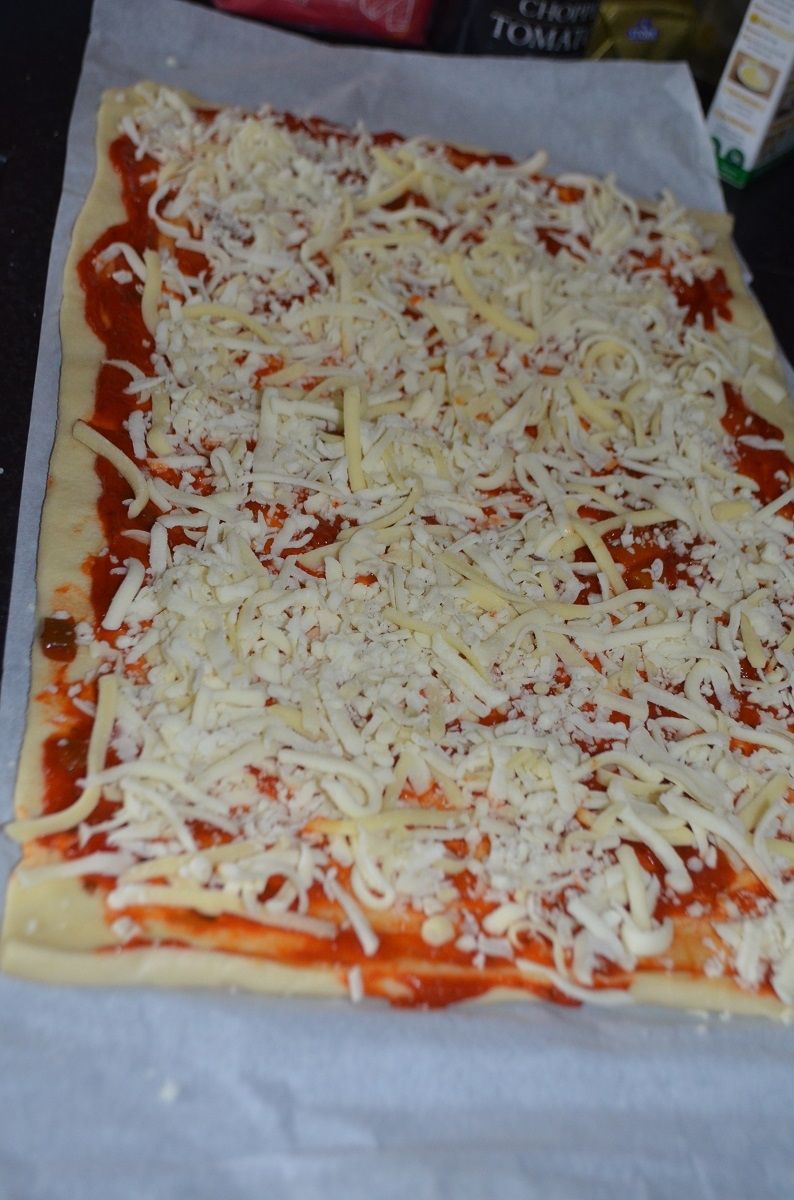 Zrolowana pizza z panchettą i mozzarellą