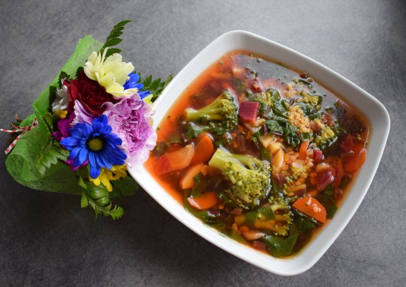 Zupa botwinkowo-brokułowa z kaszą bulgur