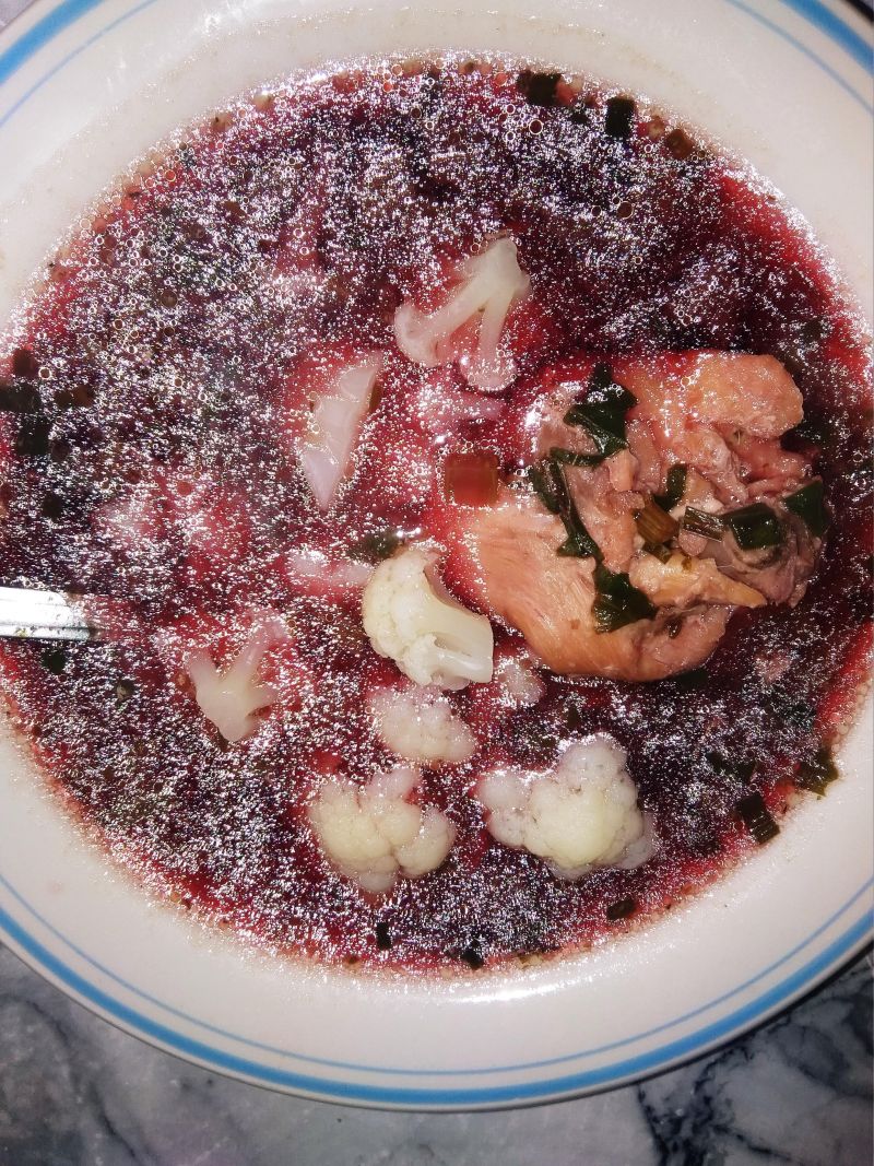 Zupa botwinkowo-kalafiorowa ze szczypiorkiem