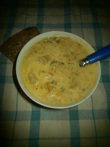 Zupa brokułowa na wywarze ze skrzydełek i warzyw Zupa brokułowa na wywarze ze skrzydełek i warzyw