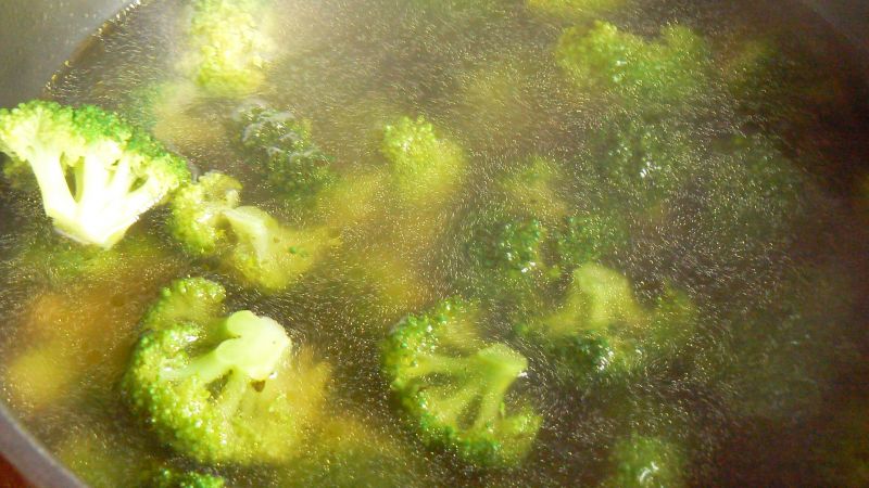 Zupa brokułowa z groszkiem ptysiowym