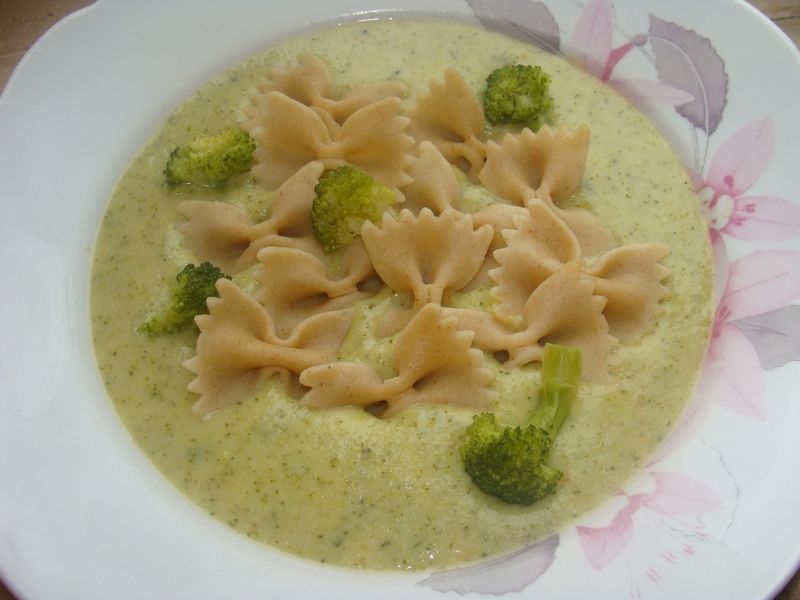 Zupa brokułowa z makaronem i serkiem Zupa brokułowa z makaronem i serkiem