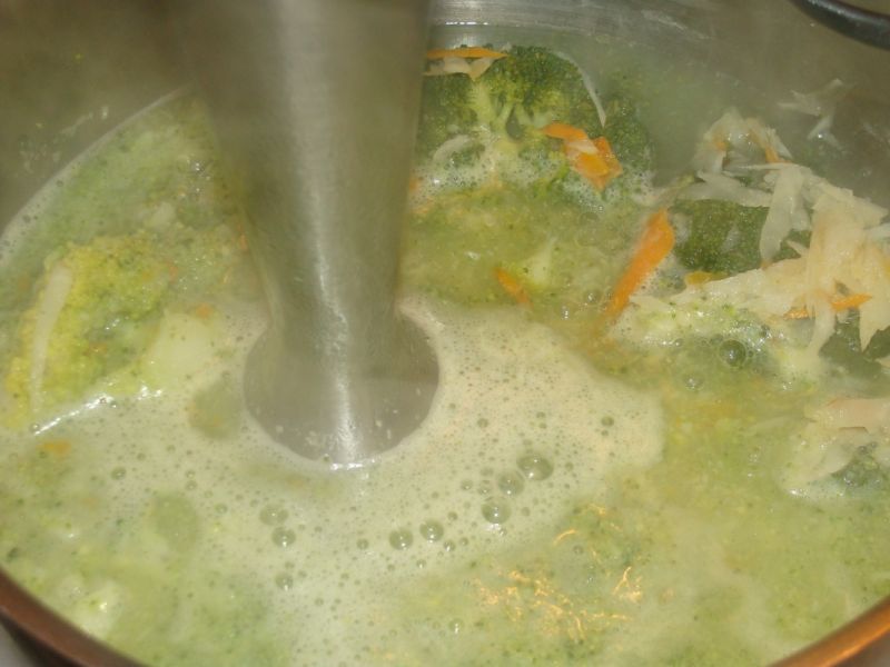 Zupa brokułowa z makaronem i serkiem