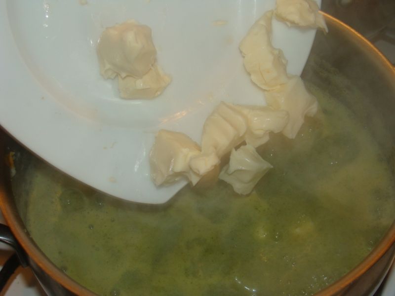 Zupa brokułowa z makaronem i serkiem