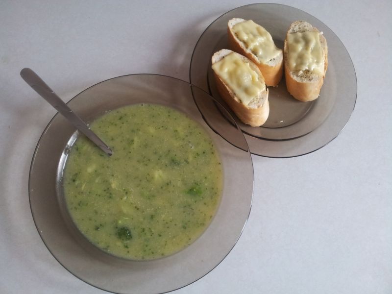 Zupa brokułowa z pieczywem czosnkowym