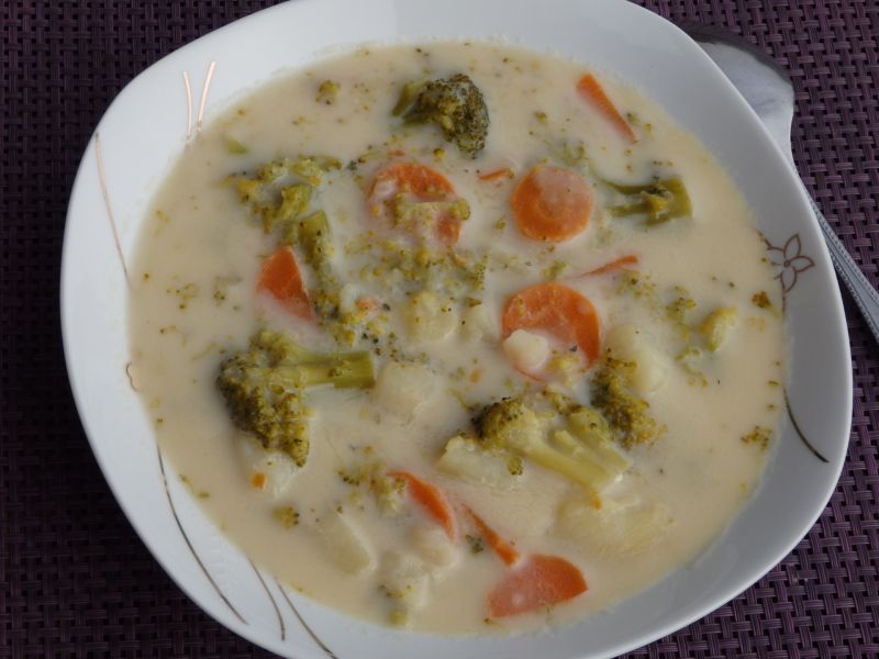 Zupa brokułowa z serkiem topionym