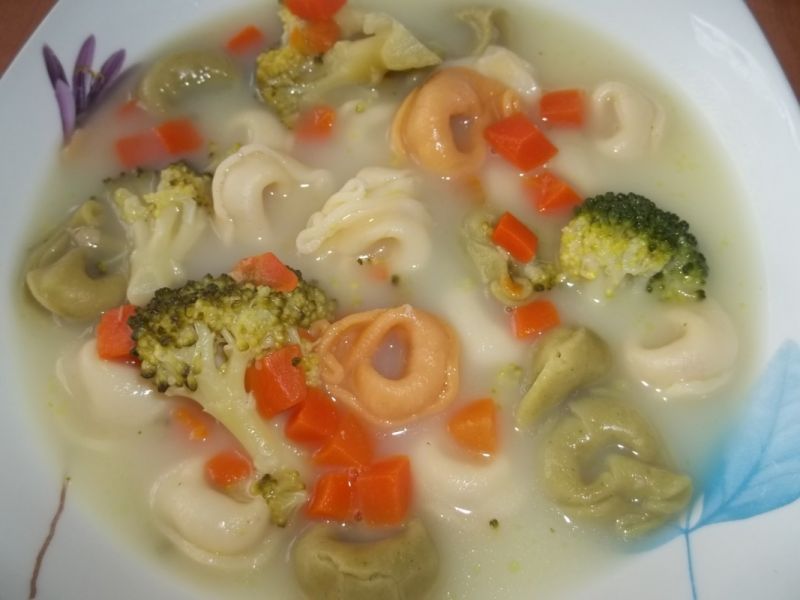 Zupa brokułowa z tortellini Zupa brokułowa z tortellini