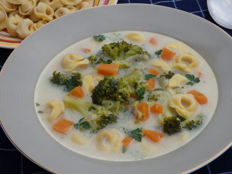 Zupa brokułowa z tortellini