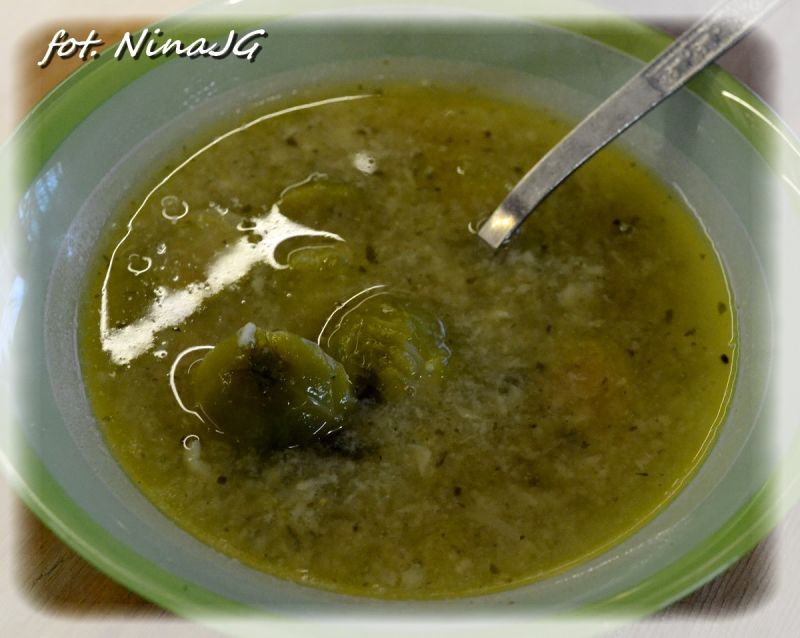 Zupa brukselkowa z lanym ciastem bazyliowym Zupa brukselkowa z lanym ciastem bazyliowym