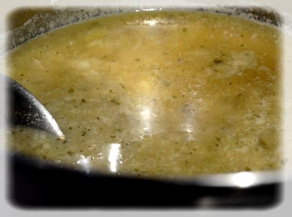 Zupa brukselkowa z lanym ciastem bazyliowym