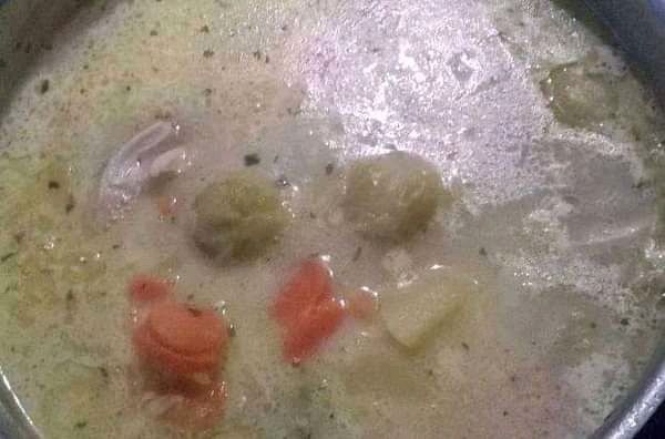 Zupa brukselkowa z mrożonymi warzywami 
