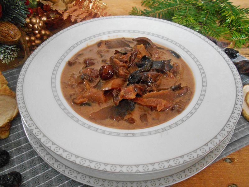 Zupa brzadowa z suszonymi grzybami