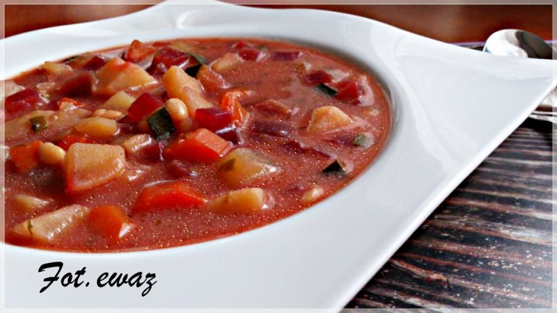 Zupa buraczkowa z cukinią i fasolą