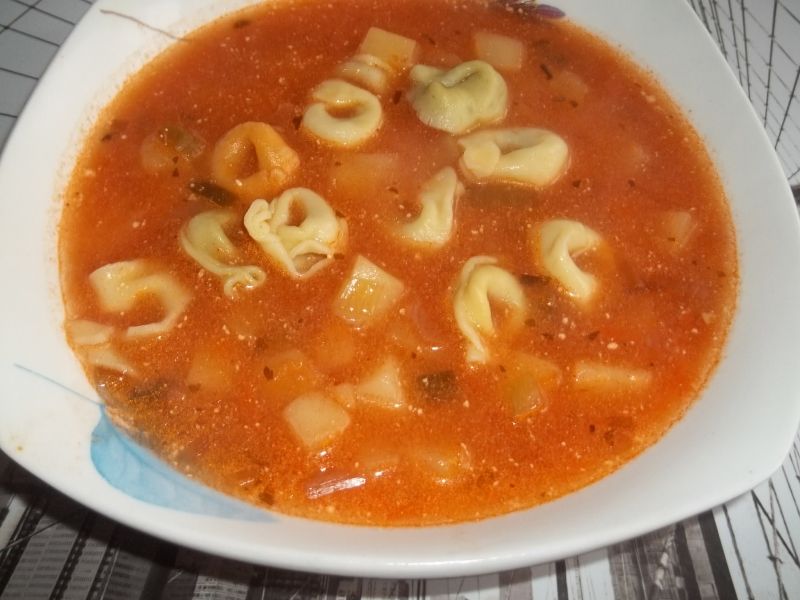 Zupa buraczkowa z tortellini