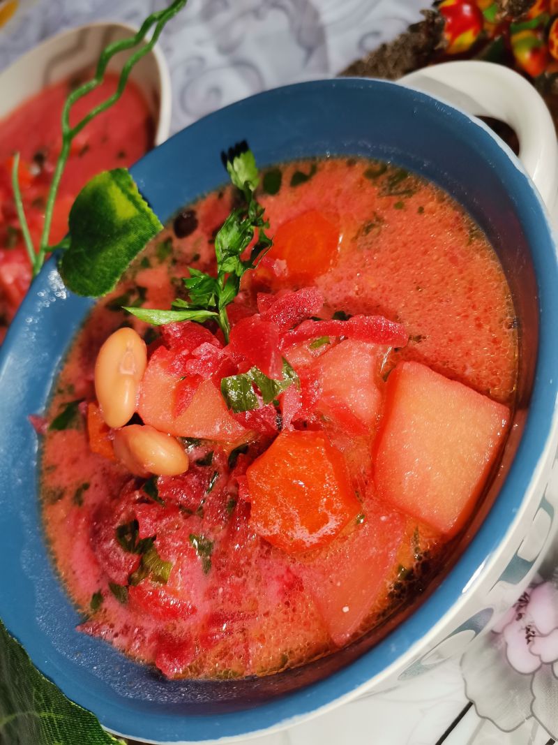 Zupa buraczkowa z ziemniakami i fasolą