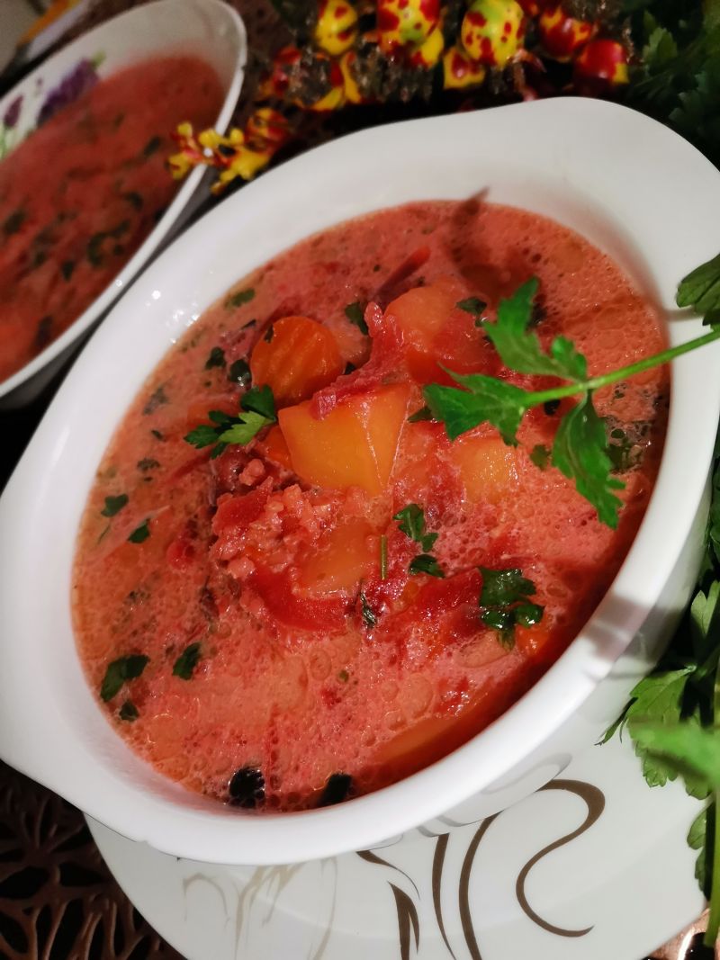 Zupa buraczkowa z ziemniakami i kaszą jęczmienną