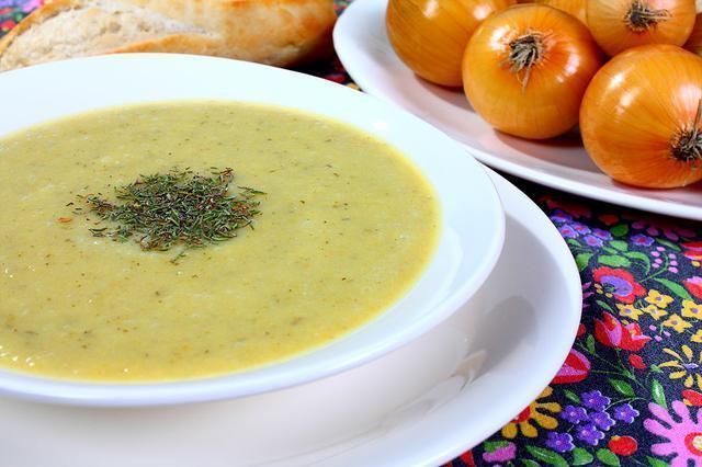 Zupa cebulowa z białym winem