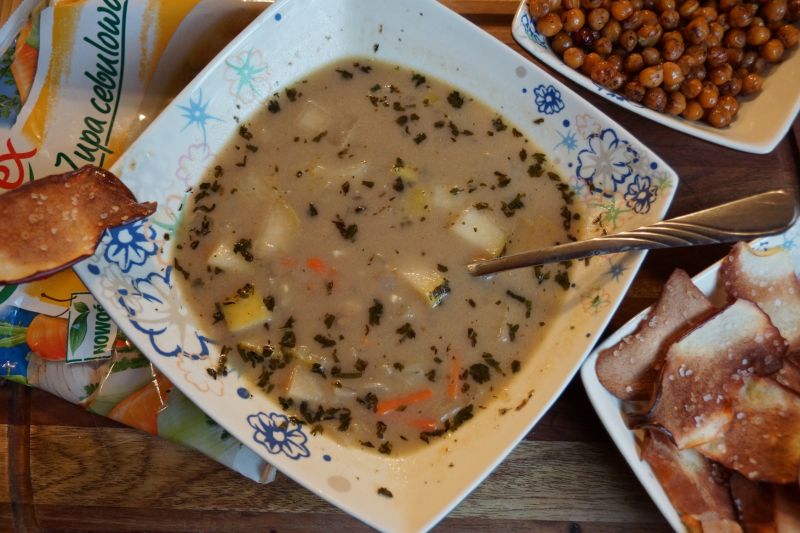 Zupa cebulowa z chipsami jabłkowymi i orzeszkami 