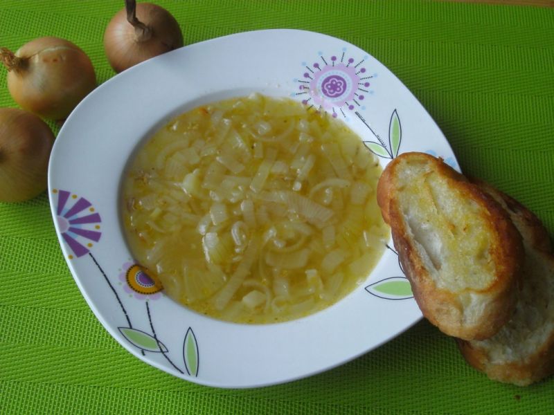 Zupa cebulowa z grzankami Zupa cebulowa z grzankami
