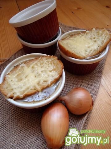 Zupa cebulowa z grzankami z serem