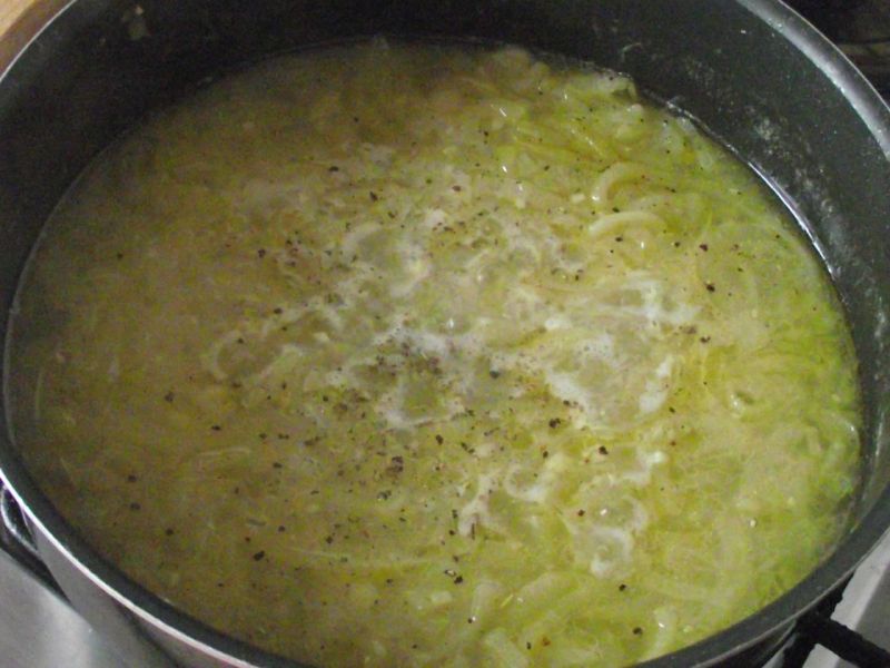 Zupa cebulowa z grzankami z serem