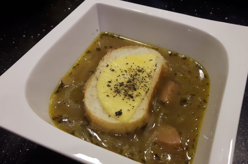 Zupa cebulowa z kiełbasą