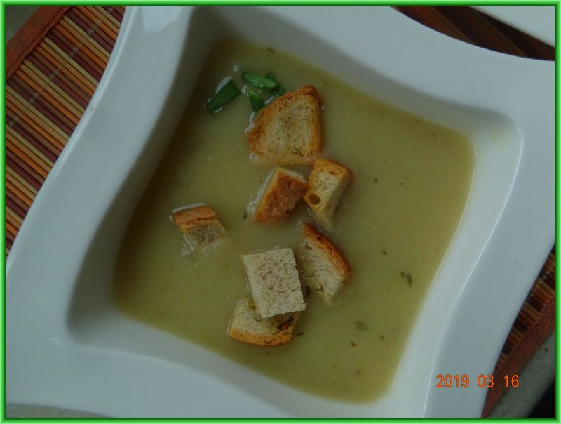 Zupa cebulowa z selerem naciowym i ziemniakami