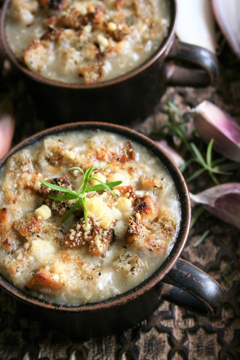 Zupa cebulowa z szalotką i grzankami (zapiekana) Zupa cebulowa z szalotką i grzankami (zapiekana)