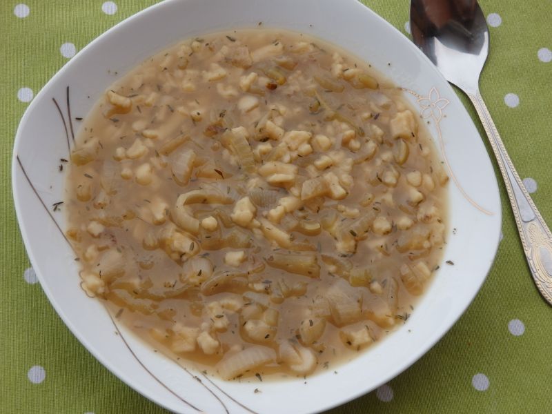 Zupa cebulowa z tartymi kluseczkami