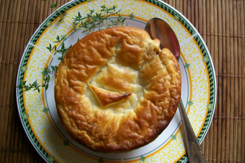 Zupa cebulowa zapiekana pod ciastem francuskim