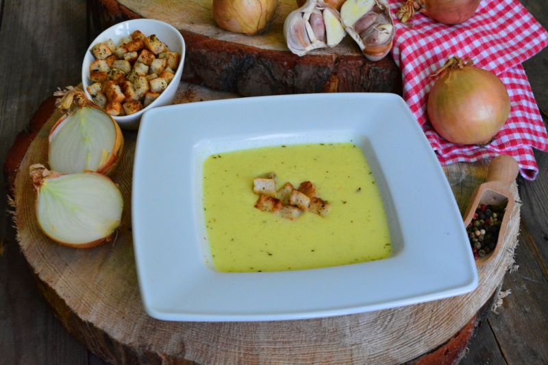 Zupa cebulowo - serowa z ziołowymi grzankami