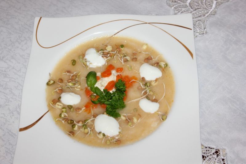 Zupa chrzanowa z kiełkami 
