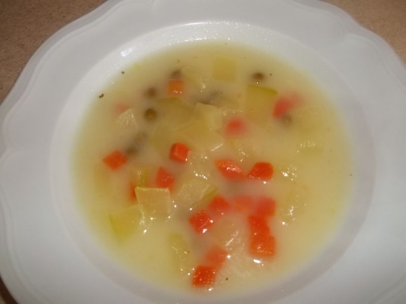 Zupa cukiniowa z marchewka i groszkiem Zupa cukiniowa z marchewka i groszkiem