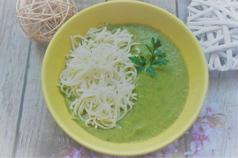 Zupa cukiniowa z rukolą