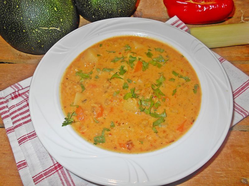Zupa cukiniowo-serowa z soczewicą