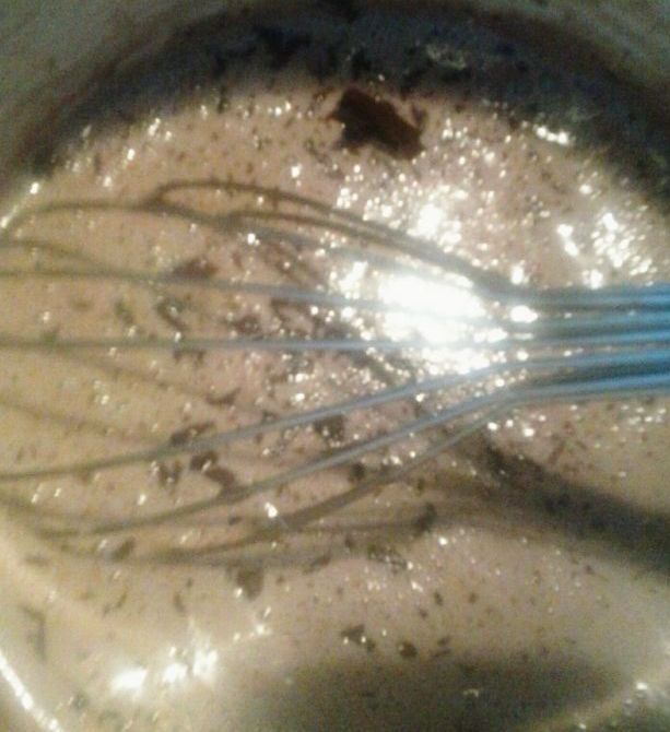 Zupa czekoladowa z bezą i płatkami 