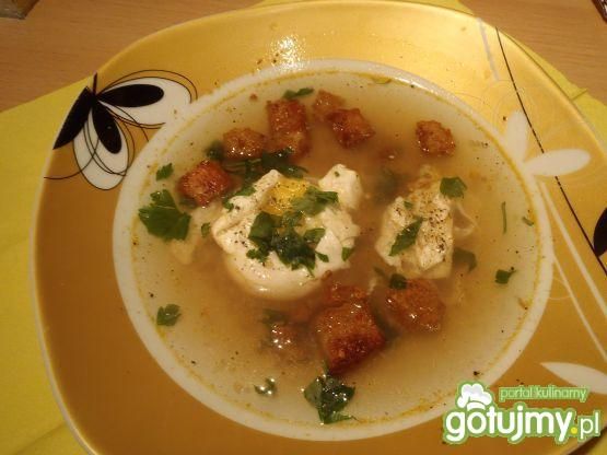 Zupa czosnkowa z jajkiem i grzankami