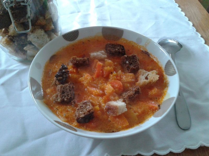 Zupa dyniowa z grzankami Zupa dyniowa z grzankami