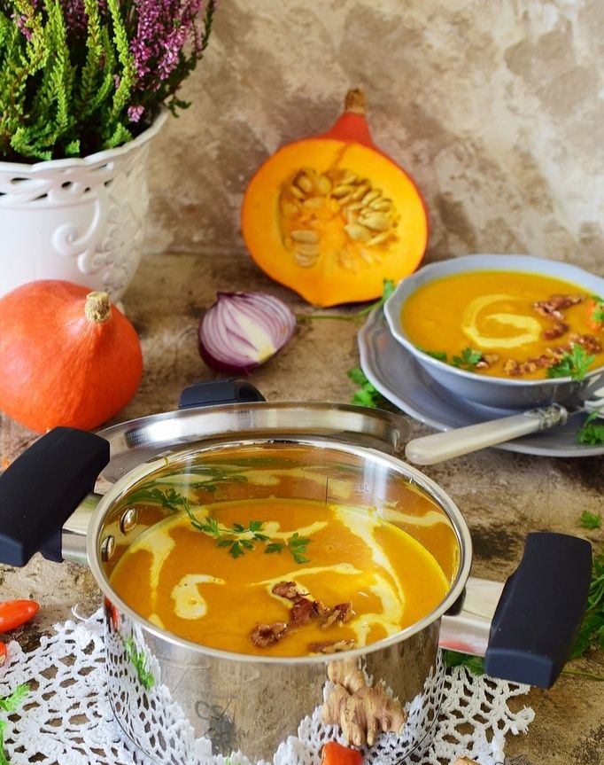 Zupa dyniowa z karmelizowanymi orzechami włoskimi  Zupa dyniowa z karmelizowanymi orzechami włoskimi